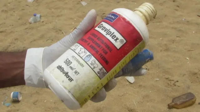 වෙරළට ගොඩ ගසා තිබුණු අපද්‍රව්‍ය