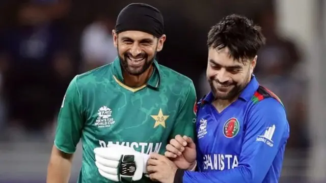 అఫ్గానిస్తాన్ మ్యాచ్‌లో షోయబ్ మలిక్, రషీద్ ఖాన్