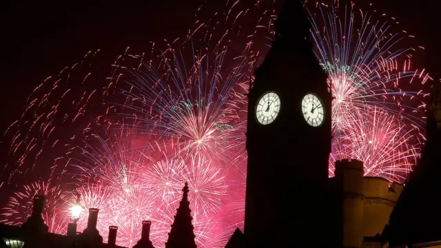 伦敦大本钟被跨年烟火照亮（1/1/2017）