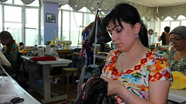 швеи в швейно-пошивочном цехе