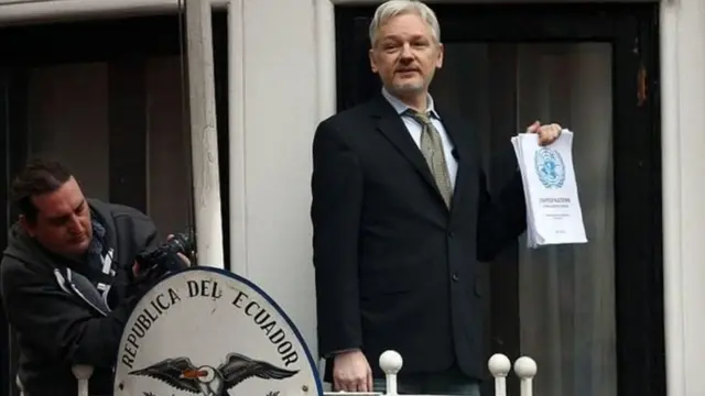 जूलियन असांज