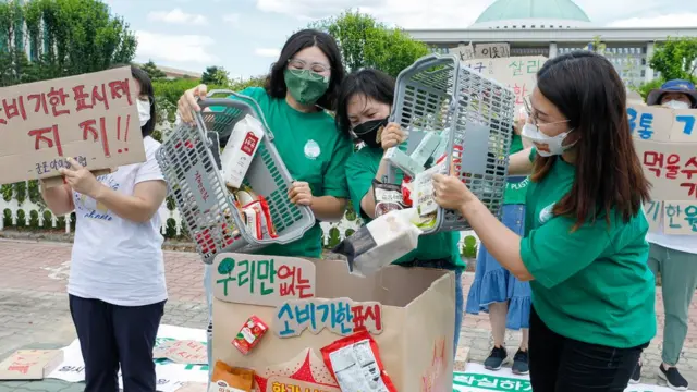 시민 활동가들이 국회 앞에서 소비기한표시제 도입을 촉구하고 있다