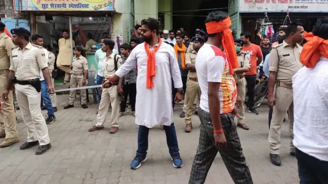 राम नवमी पर मस्जिद के सामने मानव शृंखला