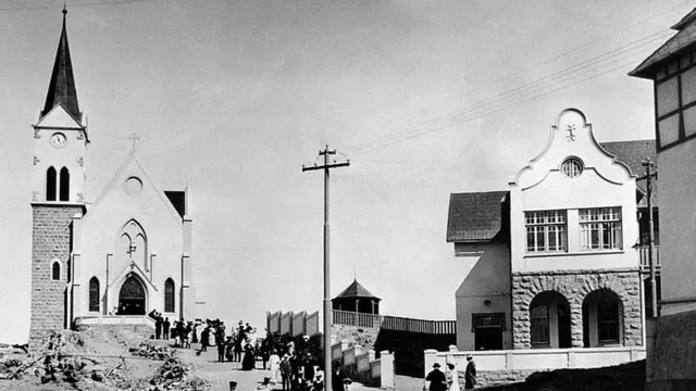 Photo prise en octobre 1937 de colons allemands quittant une église au Togo.