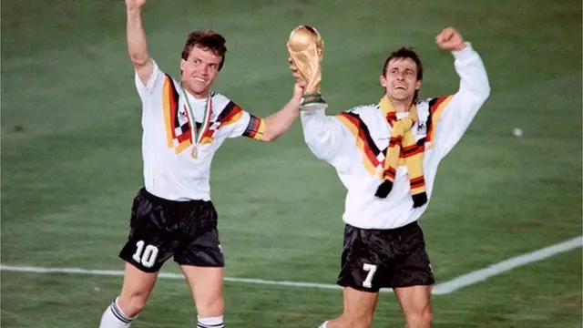 Agbábọ́ọ́lù West Germany méjì gbé ife ẹ̀ye lọ́wọ́