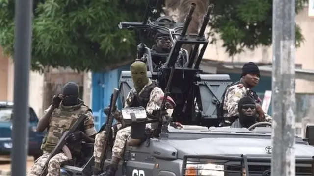 Cette convocation intervient après la découverte à la mi-mai d'une importante cache d'armes dans un domicile donné pour être une propriété de M. Kamagaté, un proche du président de l'Assemblée nationale.