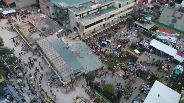 Vista aérea del Colegio Enrique Rébsamen, en el barrio Coapa, en el sureste de Ciudad de México, parcialmente derrumbado por el terremoto de magnitud 7,1 que azotó México el martes.