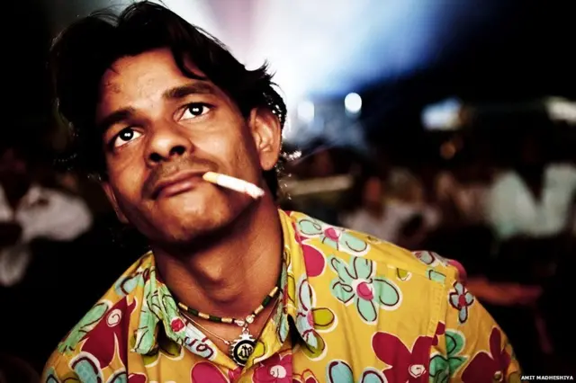 चित्रपट पाहताना एक पुरुष