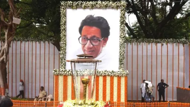 नारायण राणेंच्या भेटीनंतर शिवसैनिकांकडून बाळासाहेब ठाकरे स्मृतिस्थळाचं 'शुद्धिकरण'