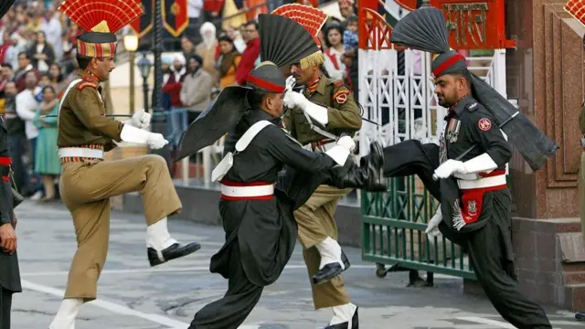 மற்றொரு பாகிஸ்தானாக மாற விரும்புகிறதா இந்தியா?