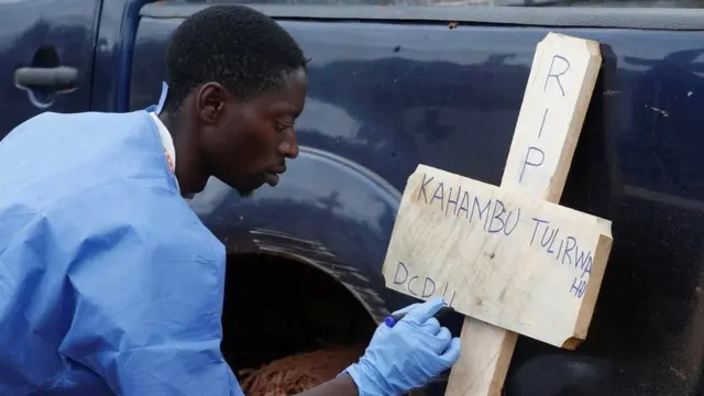 Wahudumu wa mazishi ya heshmima na salama (EDS) wamekuwa wakishambuliwa kwa matusi na hata kupigwa katika maeneo ya Bunia, na Butembo