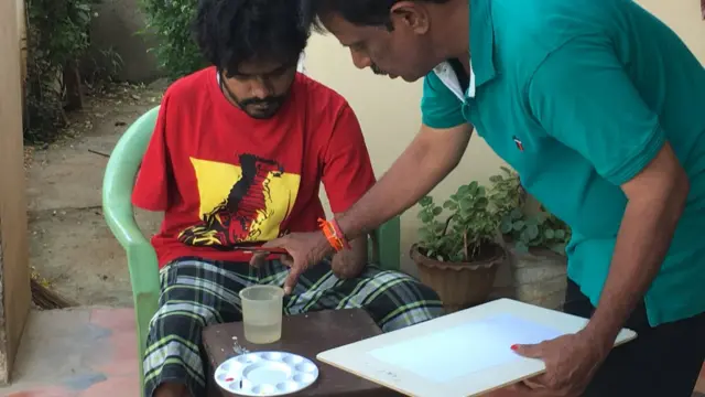 கை, கால்கள் இல்லை, தன்னம்பிக்கையால் வெற்றிகண்ட இளைஞர்