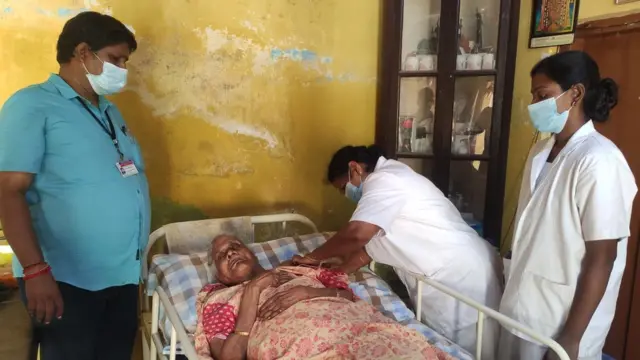 புதுச்சேரியில் வீடு வீடாக சென்று தடுப்பூசி செலுத்தும் பணி தீவிரம்