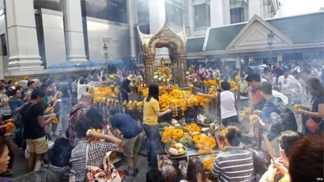 Đền Erawan được nhiều người theo đạo Phật và đạo Hindu tới thăm
