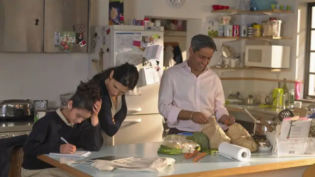 Familia prepara alimentos en una cocina