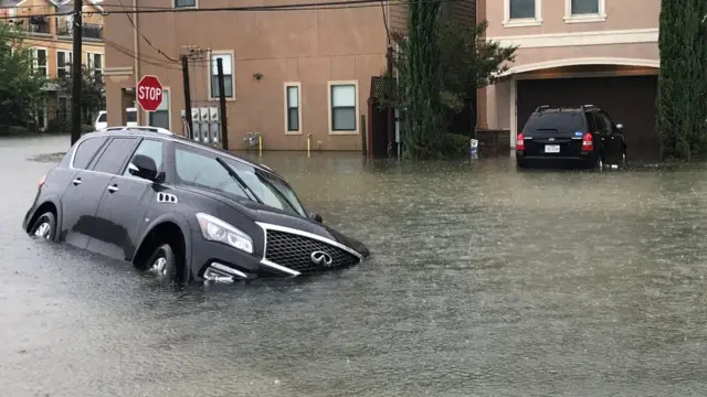 Su altında kalmış bir araba