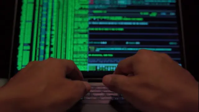 Deux mains utilisant un ordinateur pour écrire