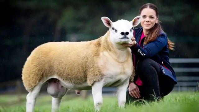 Mulher posa para foto sorrindo ao ladoslots que estao pagandoovelha