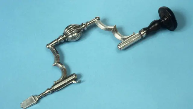 مقدح يدوي ألماني استخدم في القرن الثامن عشر لعمل ثقوب في الجمجمة