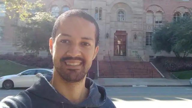 Jean Ribeiro faz selfie em frente a prédio histórico