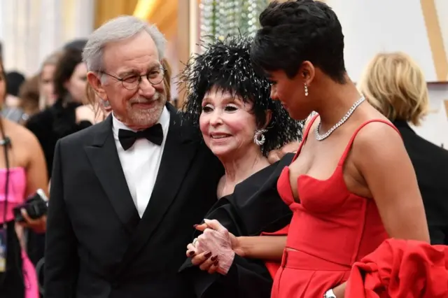 Steven Spielberg, Rita Moreno y Ariana DeBose.