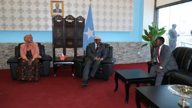 Farmaajo oo ku sugan garoonka dayaaradaha, in yar ka hor intii uusan u duulin Shiinaha