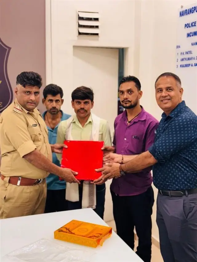 નવરંગપુરા પોલીસ સ્ટેશનના સ્ટાફે પંકજને સાલ ઓઢાળી તેમજ ગીફ્ટ આપી હતી.