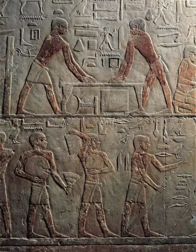 رسم بارز لنجارين يعملون في بناء مصطبة في مقبرة "تي" من عصر الأسرة الخامسة في سقارة