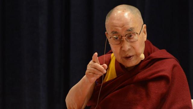 西藏流亡领袖达赖喇嘛提出"中间道路"，解决西藏问题，但建议被中国当局否决。