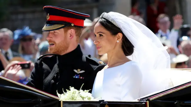 Príncipe Harry e Meghan Markle fazem uma procissão por Windsorprognosticos futebol aposta ganhauma carruagem