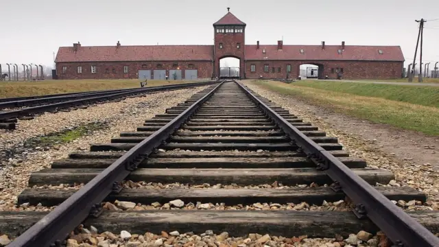 пруга испред главног улаза у Аушвиц два