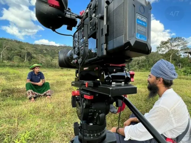 11 ਸਾਲ ਦੀ ਉਮਰ ਵਿੱਚ ਅਮਰੀਕਾ ਉੱਪਰ ਅੱਤਵਾਦੀ ਹਮਲੇ ਤੋਂ ਕੁਝ ਸਾਲ ਬਾਅਦ ਅੰਗਦ ਨੇ ਆਪਣੀ ਪਹਿਲੀ ਦਸਤਾਵੇਜ਼ੀ ਫ਼ਿਲਮ 'ਵਨ ਲਾਈਟ' ਬਣਾਈ ਸੀ