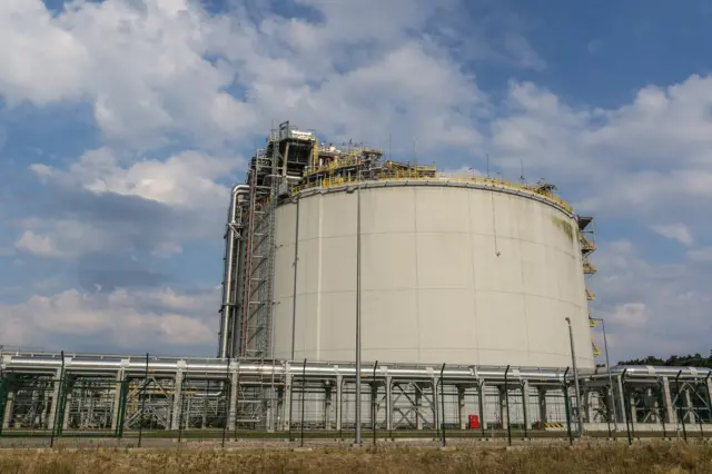 توافق لهستان با آمریکا برای خرید گاز طبیعی ال ان جی