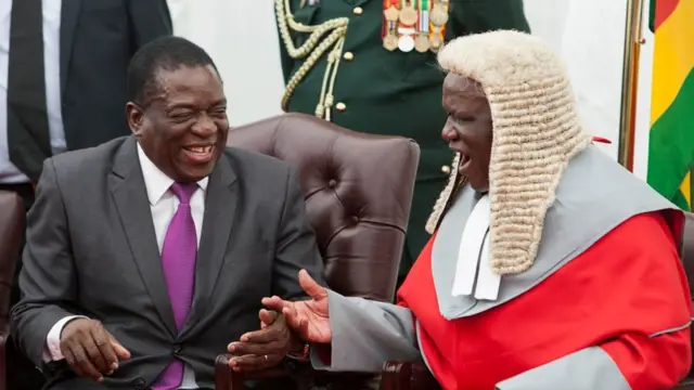Jaji mkuu wa Zimbabwe Luke Malaba (Kulia) wakati wa kuapishwa kwa rais Mnangagwa (kushoto)