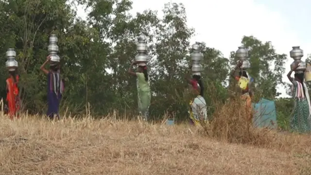 నీళ్లు తెచ్చుకుంటున్న మహిళలు