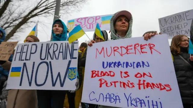 Người Ukraine tập trung trước Nhà Trắng ở Washington, Mỹ để biểu tình phản đối cuộc tấn công của Nga ở Ukraine.