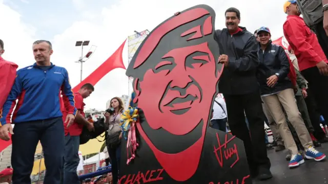 Maduro posa junto a figuraspace man jogo apostaHugo Chávez