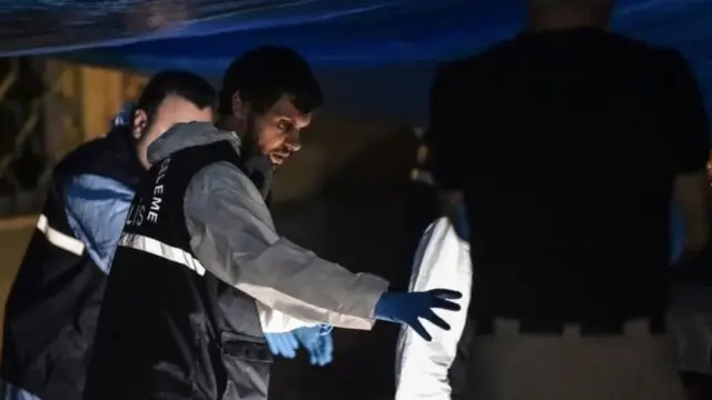 तुर्की के फॉरेंसिक एक्सपर्ट सऊदी अरब के वाणिज्यिक दूतावास में जांच करते हुए.