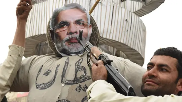 पाकिस्तान के क्वेटा में भारत विरोधी प्रदर्शन करते लोग.