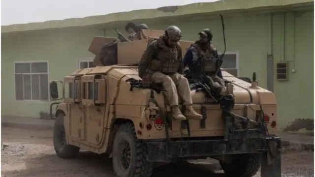 Foto mostra tropas do Afeganistão com humvees - veículos que agora estão sob posse do Talebã