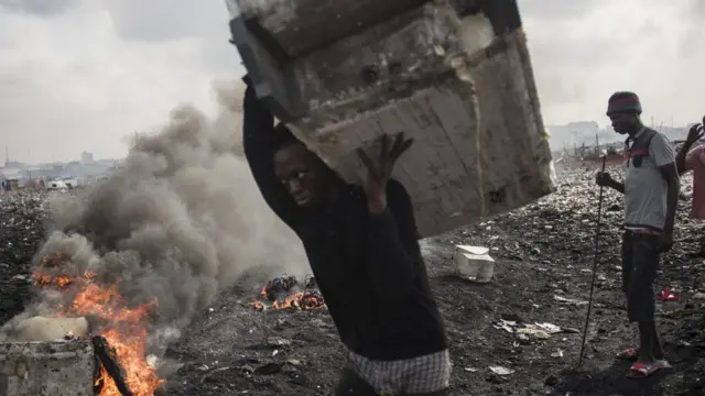 Ọdọ kan n gbe ẹrọ amuomi tutu