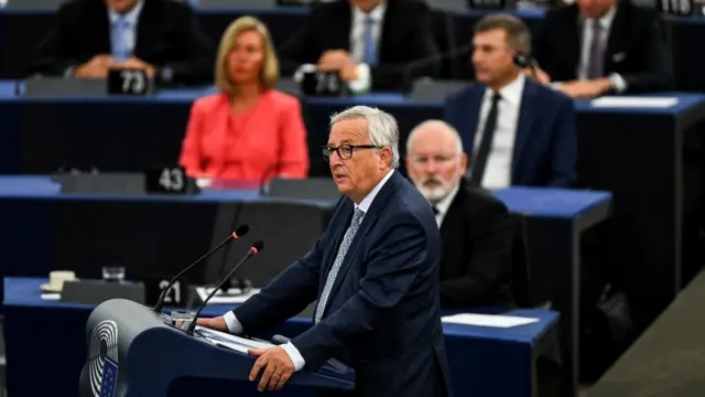 Žan Klod Junker za govornicom