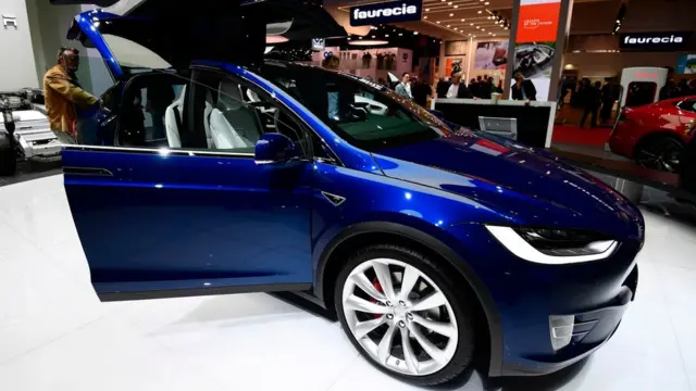 Auto azul de Tesla