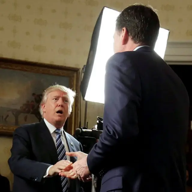 Donald Trump dándole la mano a James Comey.