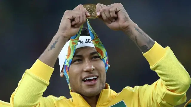 Neymar celebra el título olímpico de Río 2016.