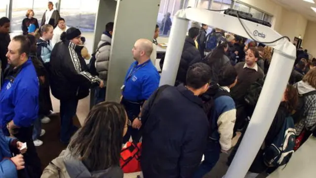 En muchas escuelas, los estudiantes deben pasar por un detector de metales para acceder.