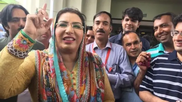 पाकिस्तान तहरीक-ए-इंसाफ़ के नेताओं और कार्यकर्ताओं के चेहरे हर रौनक छाई रही