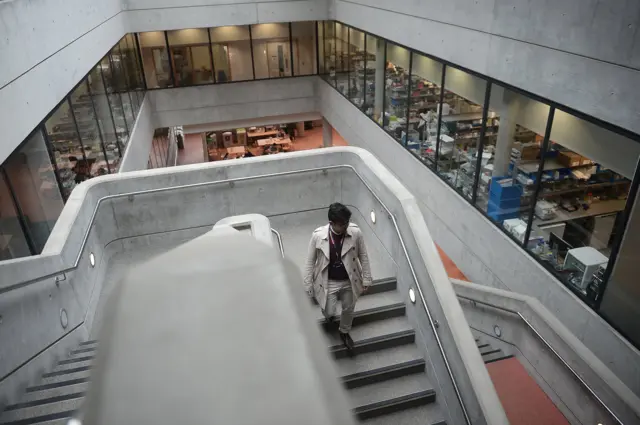 นพ.นวมินทร์ ในวันธรรมดา ที่ต้องเข้าไปเรียนหนังสือและทำวิจัยที่มหาวิทยาลัยอ็อกซ์ฟอร์ด