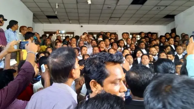 শুনানির পরপরই বিএনপি পন্থী আইনজীবীদের তাৎক্ষনিক প্রতিবাদ বিক্ষোভ