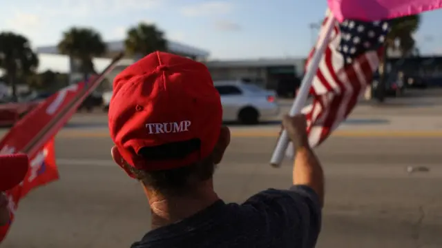 أنصار الرئيس الأمريكي السابق دونالد ترامب يتجمعون بالقرب من مقر إقامته في نادي مارالاغو في 4 أبريل/ نيسان 2023 في ويست بالم بيتش في ولاية فلوريدا.
